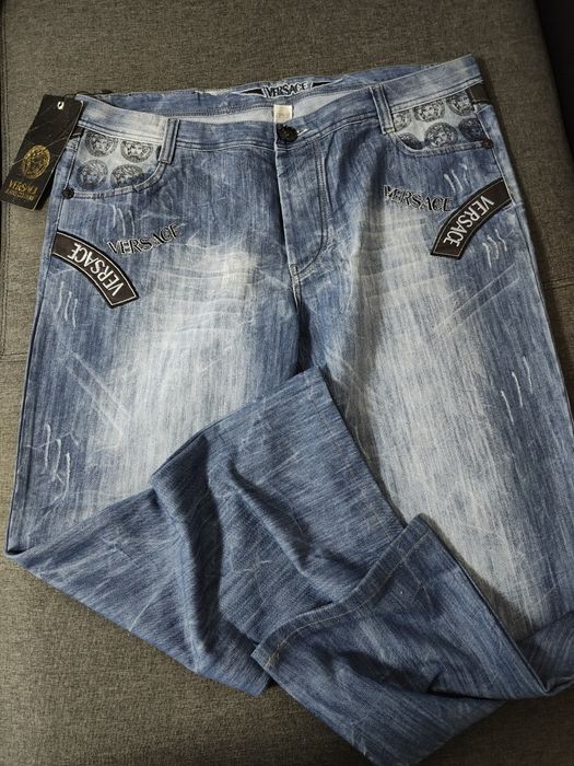 Blugi Versace pentru barbari