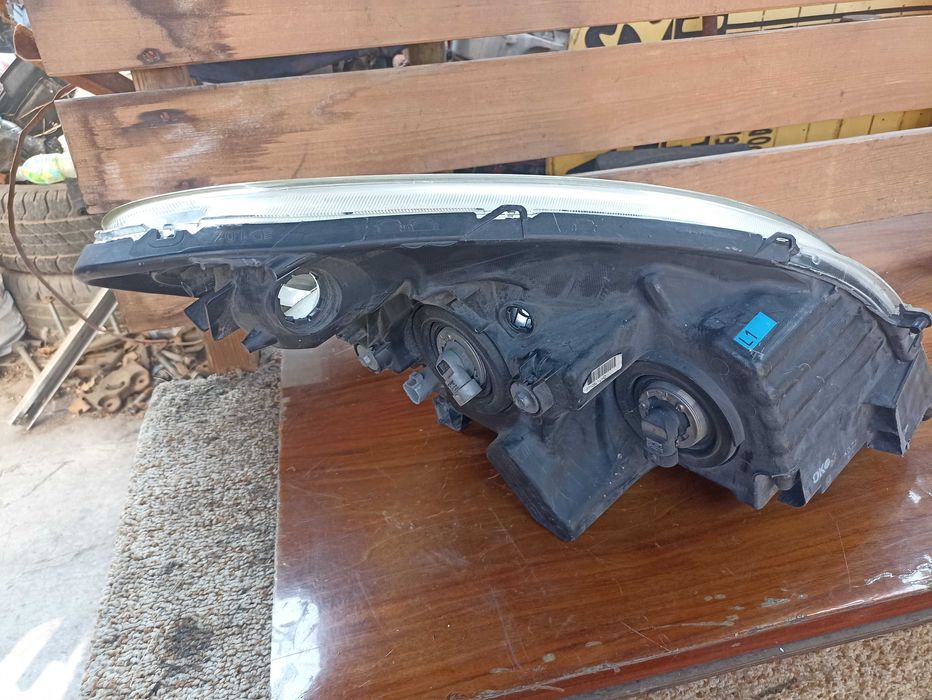 Фар  за Тойота Корола версо / Toyota Corola verso  07 - 09г.