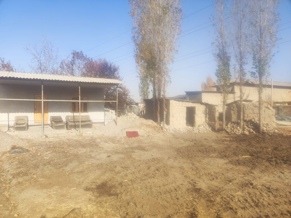 Uchastka sotiladi 7 sotix 1 sotix zaxvati bor