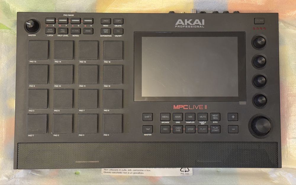 Грувбокс Akai MPC Live II