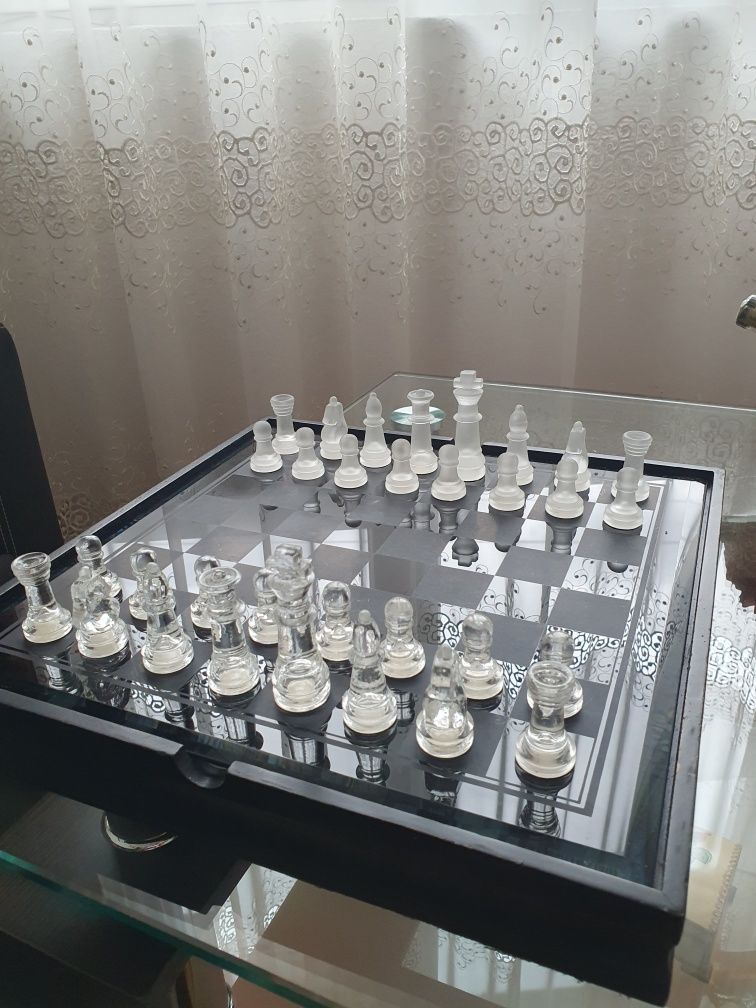 Стъклен шах, табла и домино