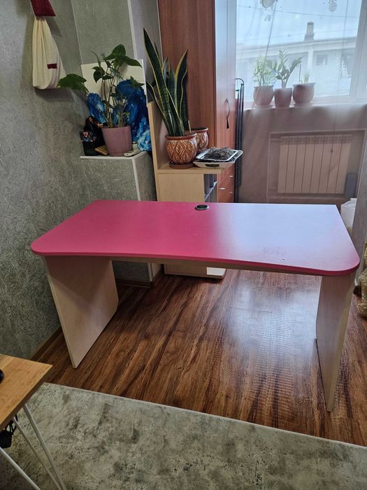 Стол школьный продам