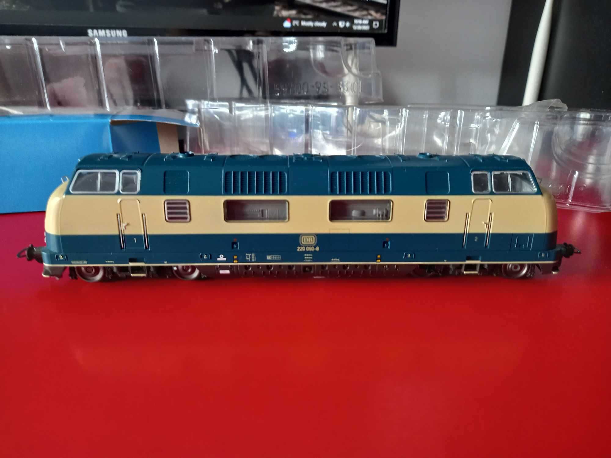 Locomotiva diesel Piko BR 220 EXPERT - trenuri electrice HO (1/87)