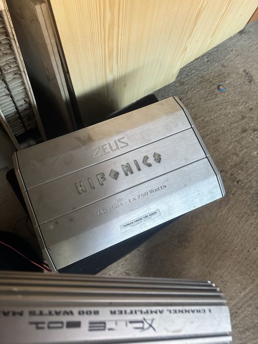 Subwoofer auto si statie