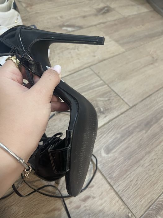 Sandale cu toc negru lucios