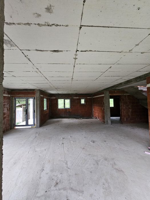 Casa nouă la roșu, 231mp, teren 1067mp, garaj