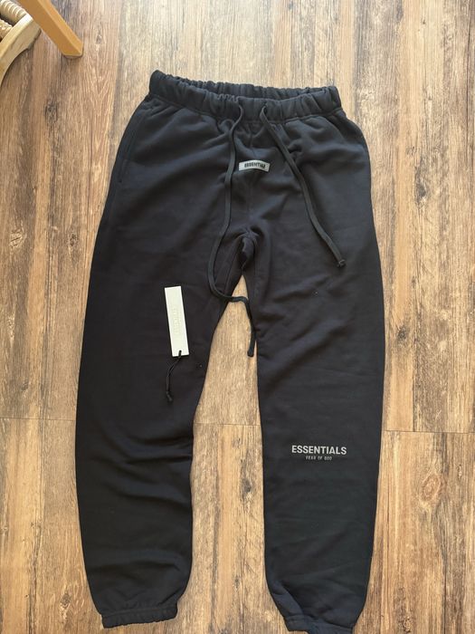 Долнище на марката Essentials