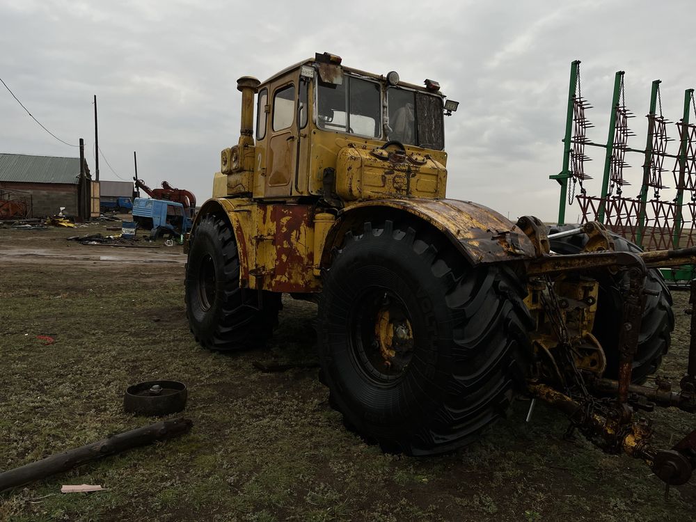 Кировец К-701 с плугом