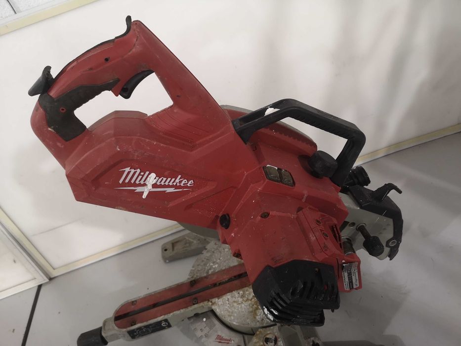 Циркуляр пендула - Milwaukee 18V \ 216mm