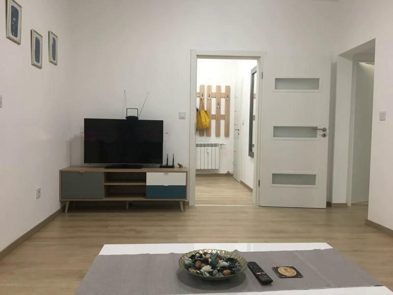 Дава се под наем Четиристаен апартамент в София, Център - 130 кв.м за 1380 € - Снимка #2
