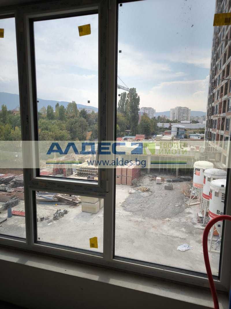 Продава се чисто нов двустаен ап. в широк център!