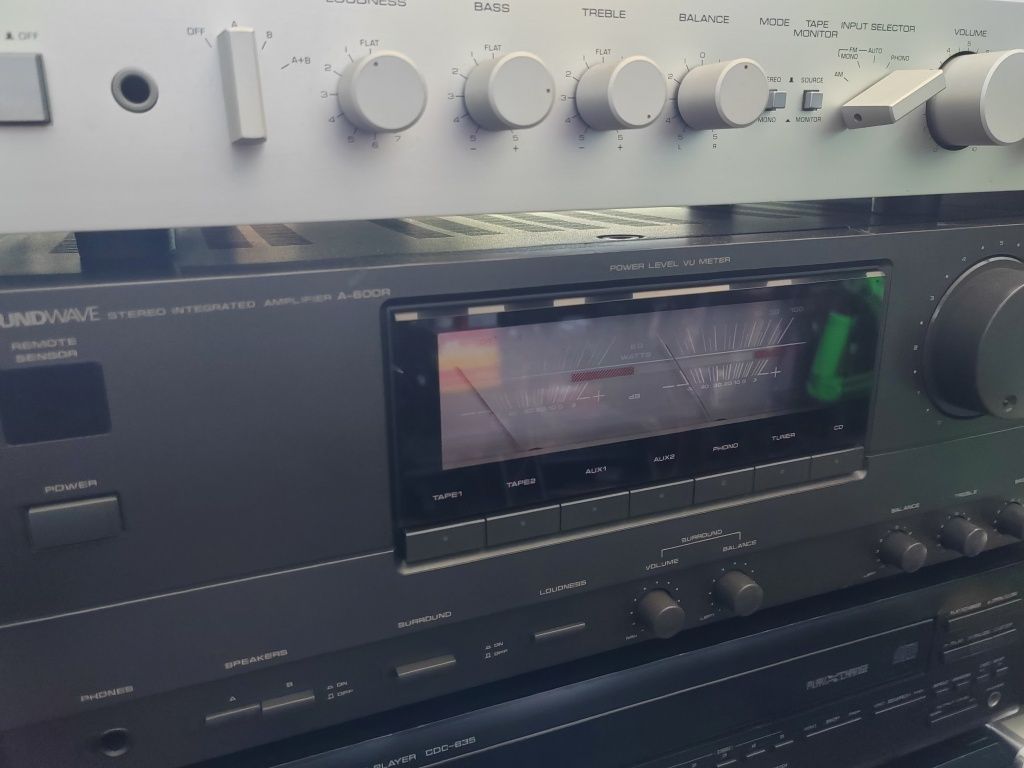 Amplificator cu vumetre