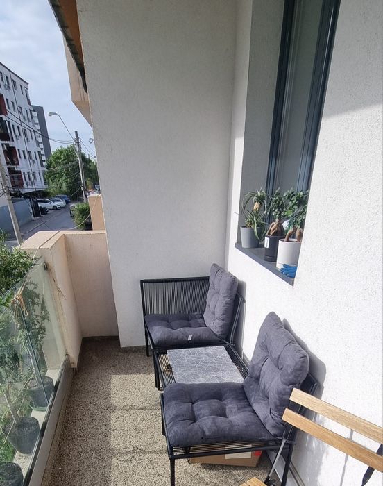 Set masă si două fotolii.