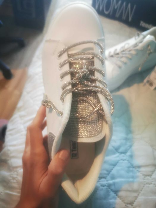 Чисто нови блестящи кецове