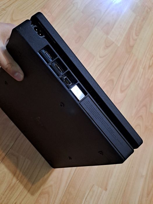 PlayStation 4 1TB с 5 вградени игри