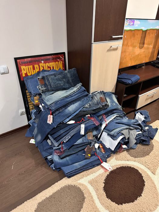 Vând 150 de perechi de blugi diferite mărimi și modele