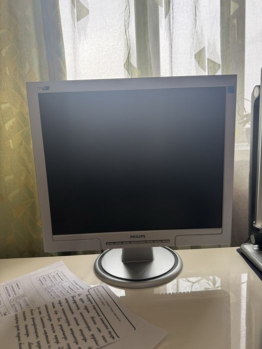 Компьютер с процессором, клавиатура мышь, колонки