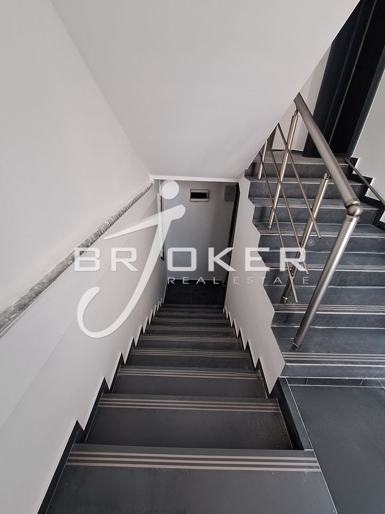 Продава се Тристаен апартамент в Кърджали, Център - 100 кв.м за 810 €/кв.м - Снимка #10