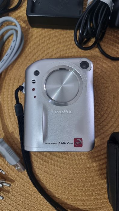 Aparat foto Fujifilm F601 Zoom ,impecabil stocare energie
