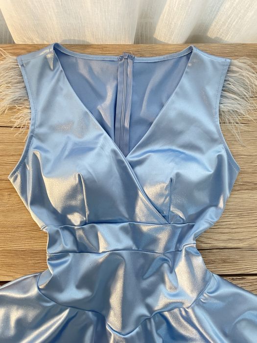 Rochie scurtă bleu satinat cu volane și pene la umeri