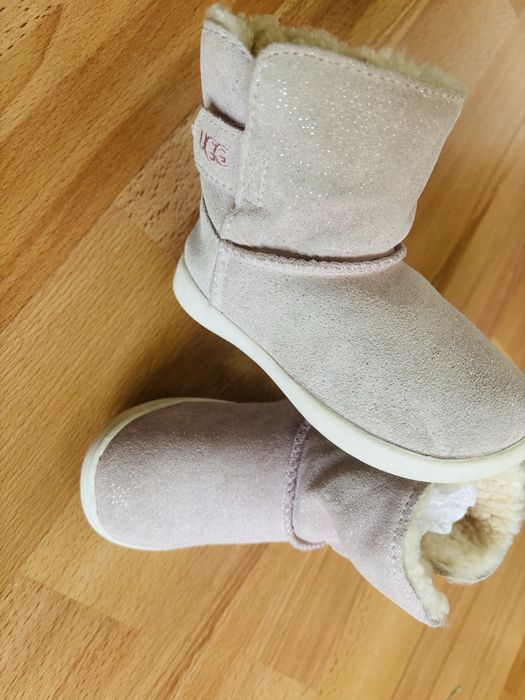 Cizmulite Ugg din piele intoarsa, nr 23,5