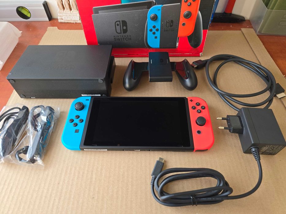 Nintendo Switch + 128гб карта памет + чип и всички аксесоари