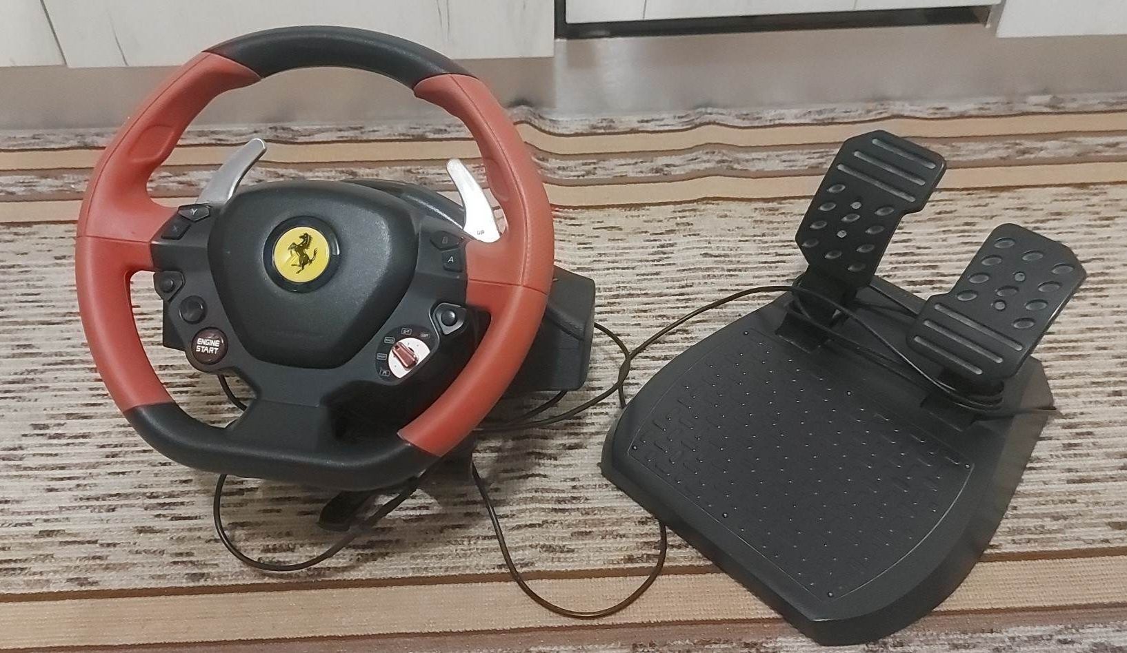 Волан с педали Thrustmaster Ferrari 458 spider racing wheel за XBOX