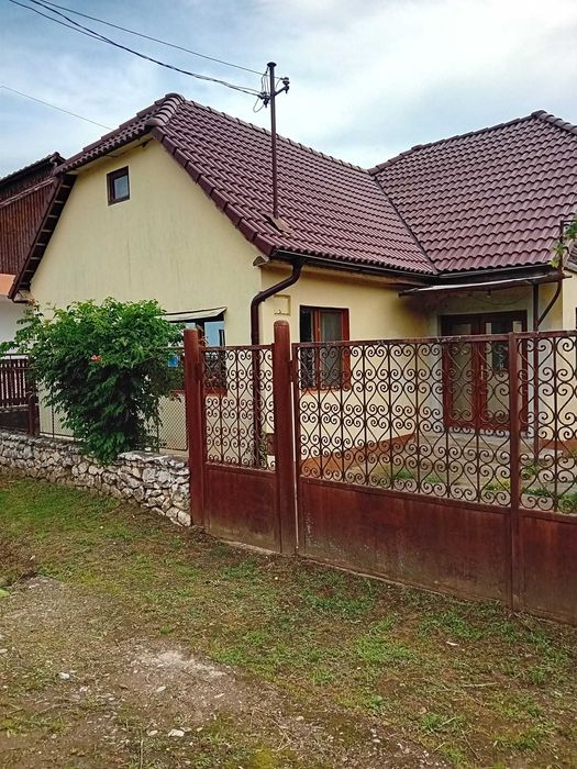 Casă de vânzare în Săvârșin