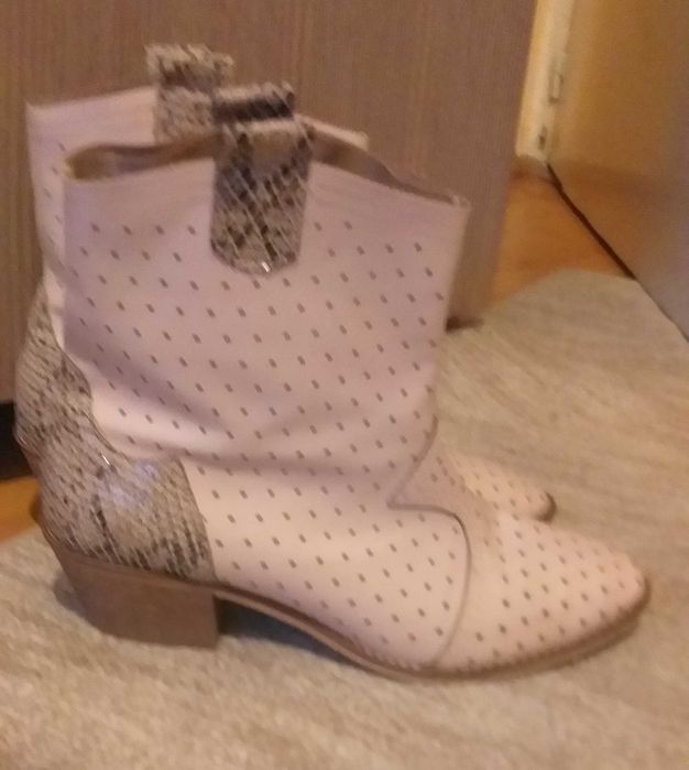 Vand o pereche de cizme roz nr 39