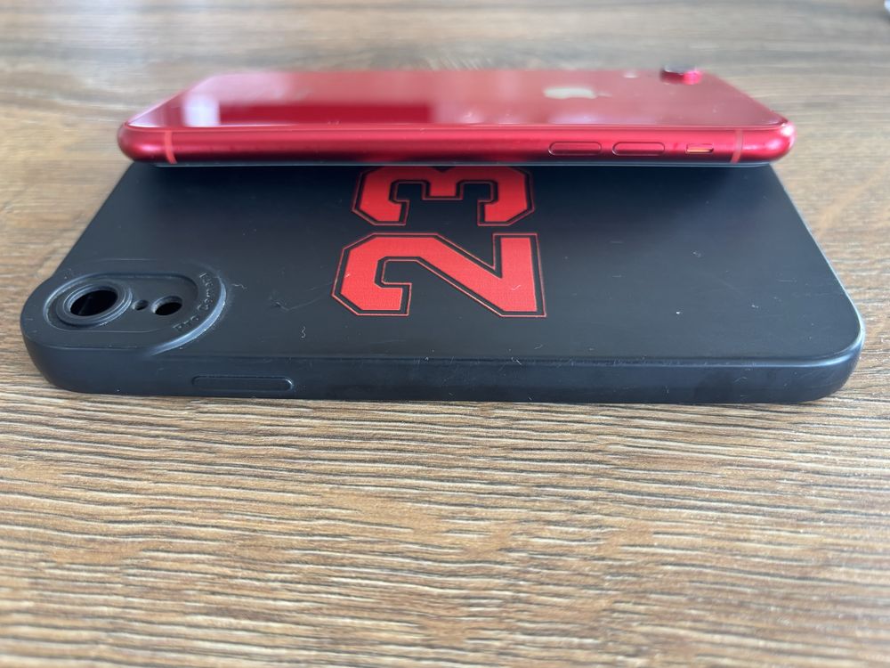 Продавам iPhone XR в отлично състояние с минимални следи от употреба