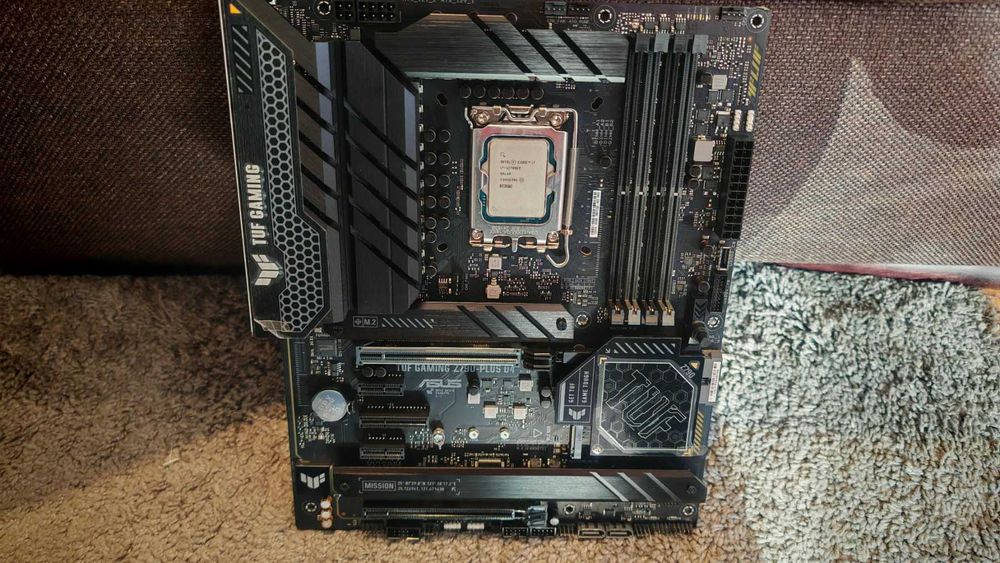 ASUS TUF GAMING Z790-PLUS D4 + Intel i7-12700KF, 12 Cores 5.0GHz