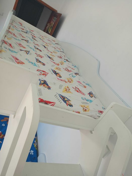 Продавам двуетажен детски креват