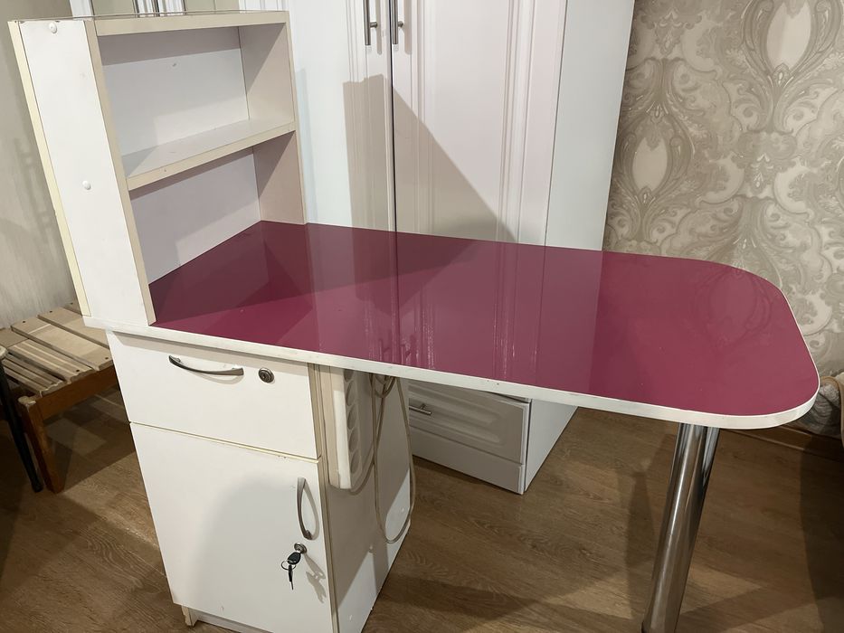 Столик для маникюра