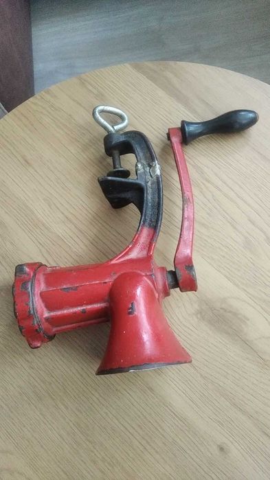 Желязна машинка за мелене на месо