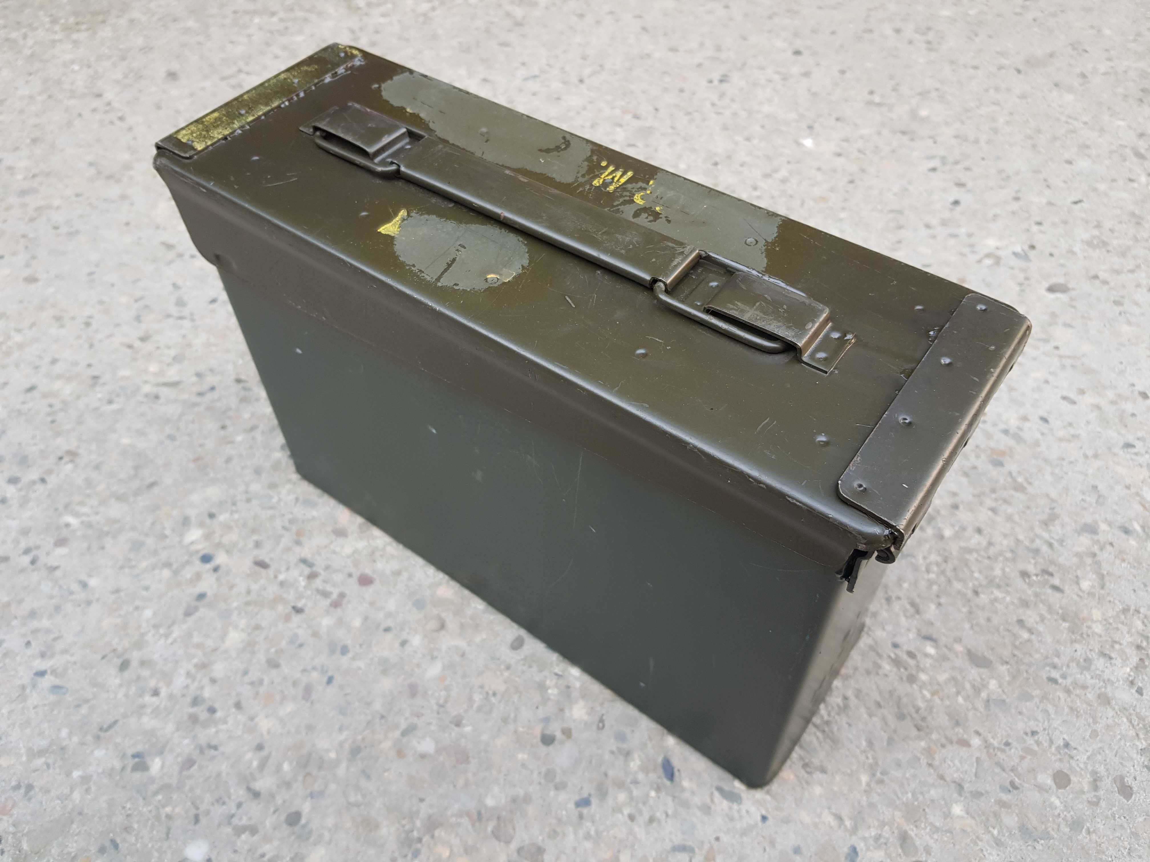 Cutie metalica goala pentru munitie de razboi