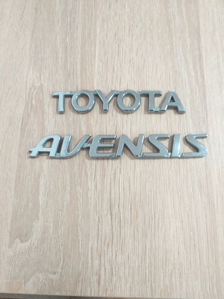Emblema Toyota Avensis