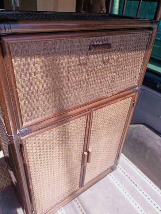 Corp mobilă din lemn masiv. ratan și bambus