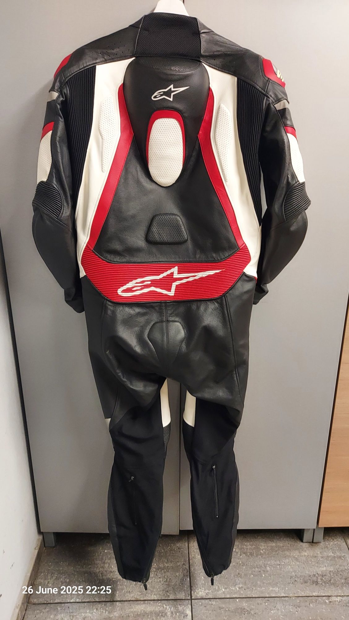 Кожени мото екипи Alpinestars цял и от две части, размер 54 и 50.
