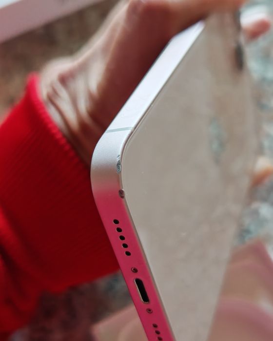 Продавам IPhone 13