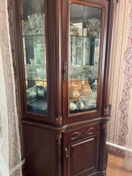 Угловая витрина в гостиную