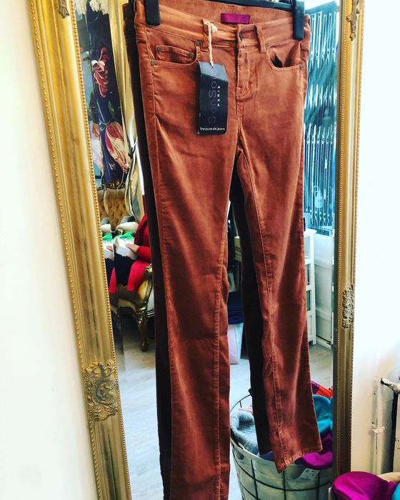 Pantaloni XS noi