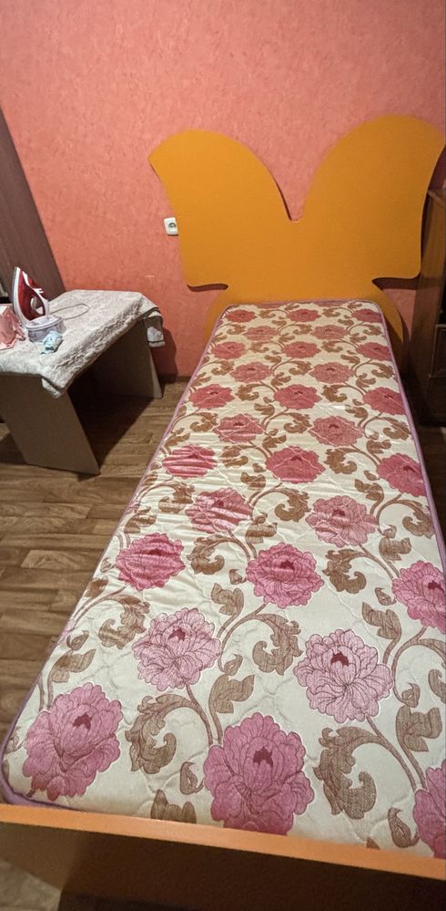 Продам детскую кровать с матрасом в хорошем состоянии