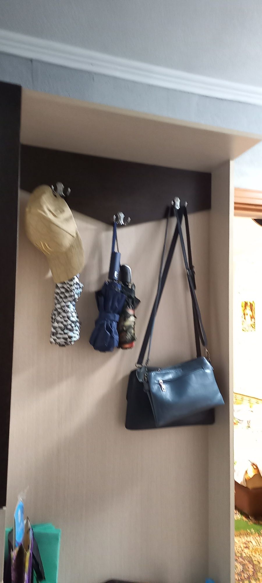 Продам прихожую ,