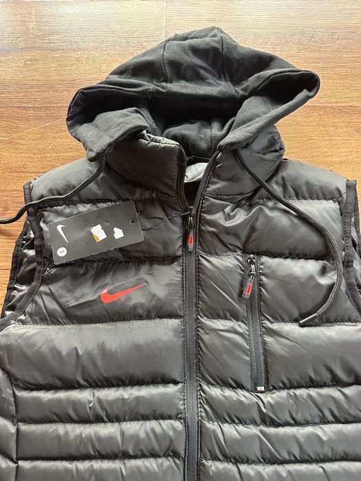 Мъжки,черен елек Nike със сваляща се качулка и ципове на джобовете