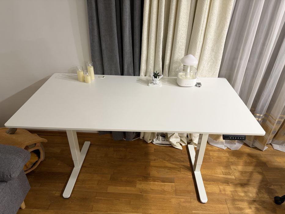 Компютърна маса с опция за настройване на височина