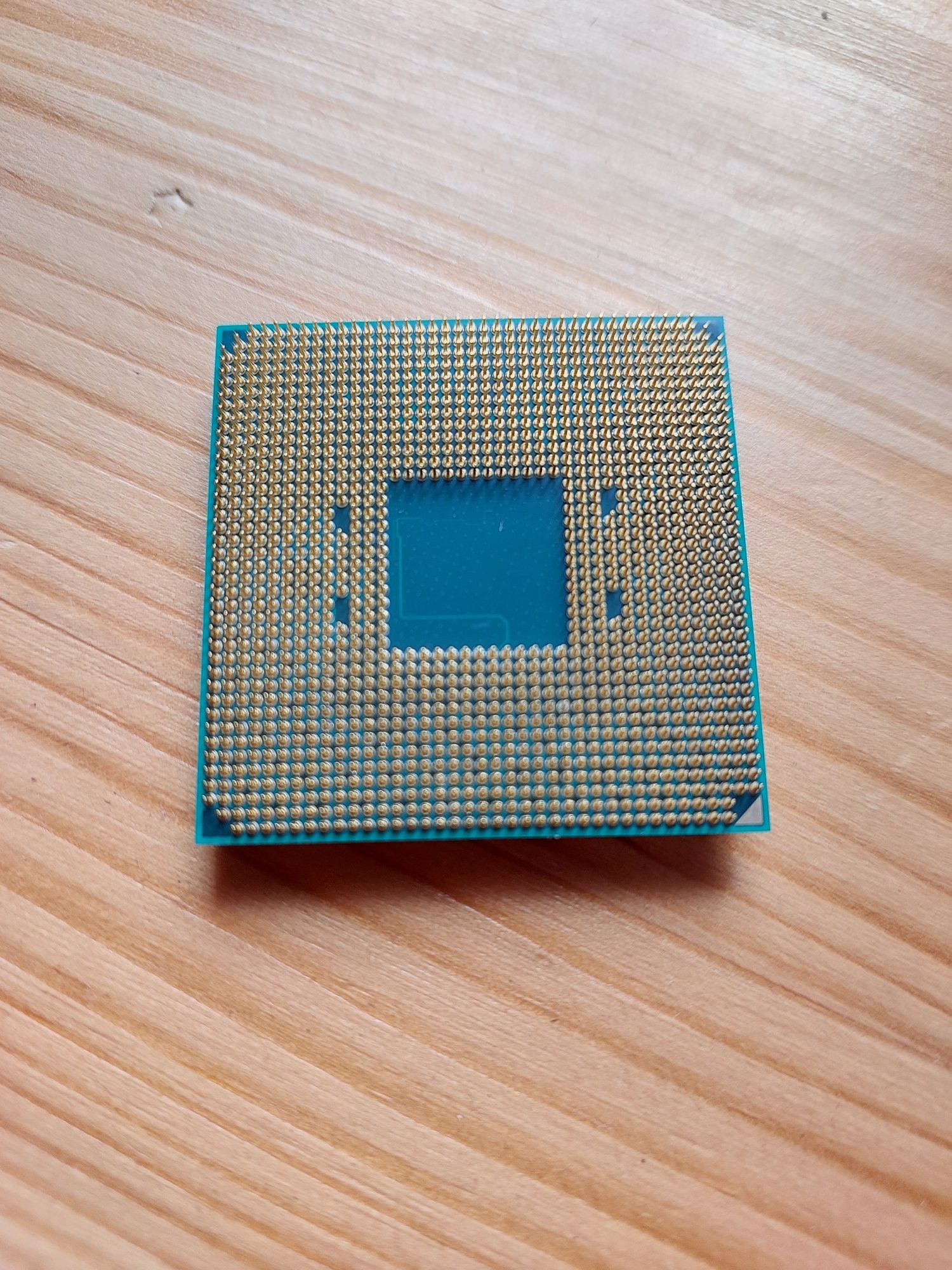 Продам процессор AMD Athlon 200GE