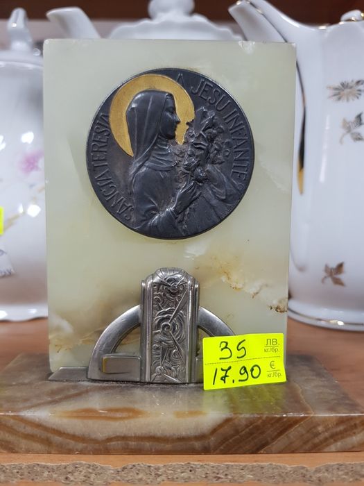 Виндиш френска икона с медал Мадона ми сингова и бяла мраморна