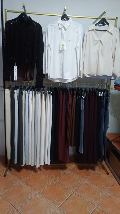 Продается стол , рейлы для одежды