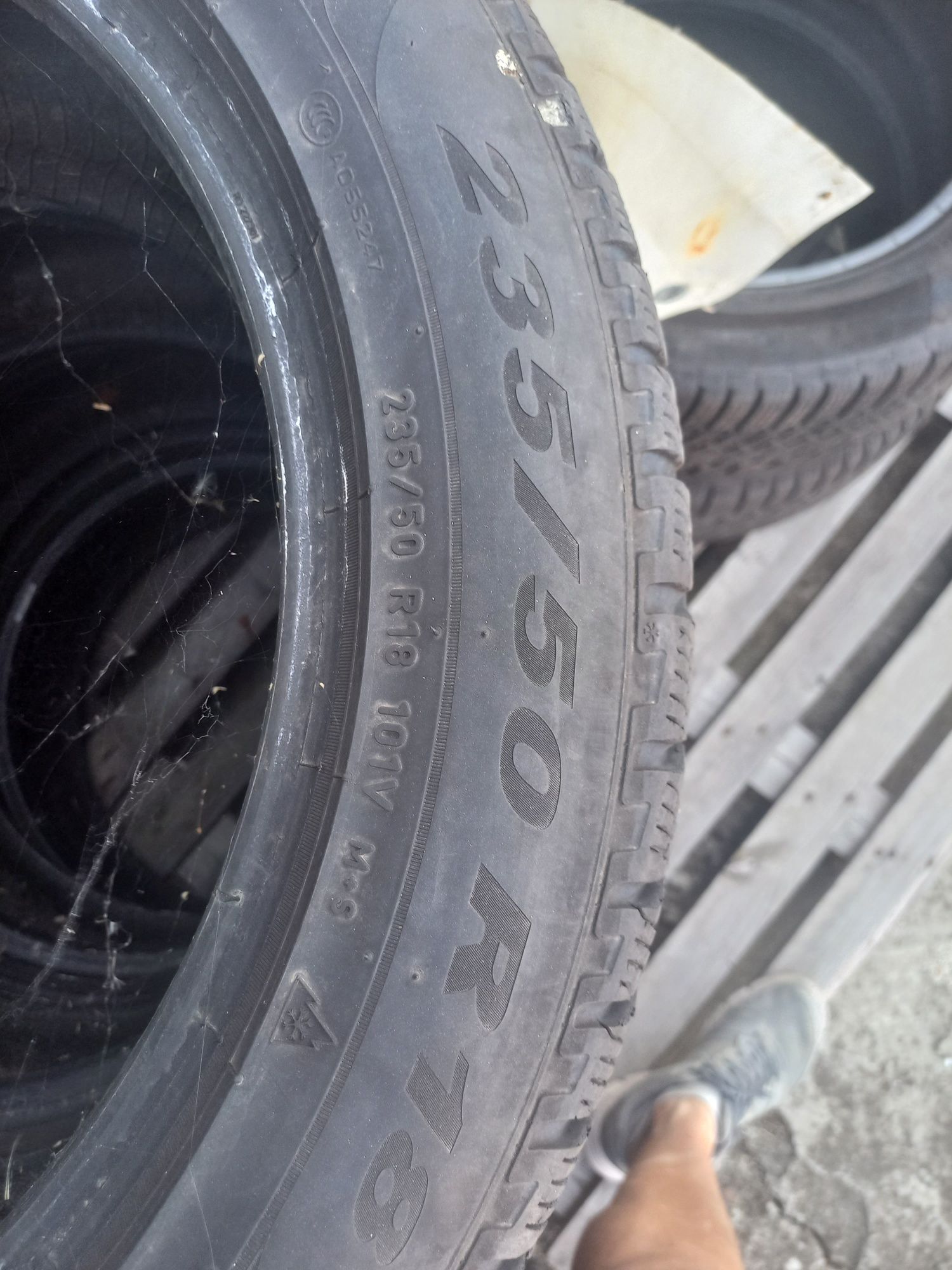 Pirelli 235/50/18 - 4 броя зимни