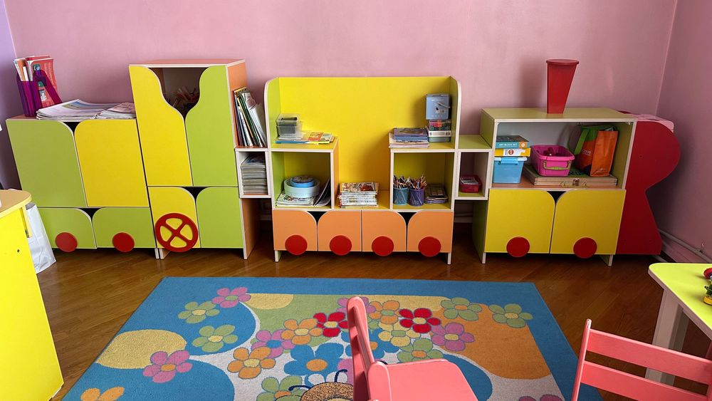 Детский гарнитур в виде паровозика яркий, удобный в хорошем состоянии